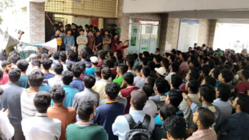 রুয়েটে রাজনৈতিক দেয়াললিখন ও ব্যানার পোড়ানোকে কেন্দ্র করে শিক্ষার্থীদের অবস্থান কর্মসূচি