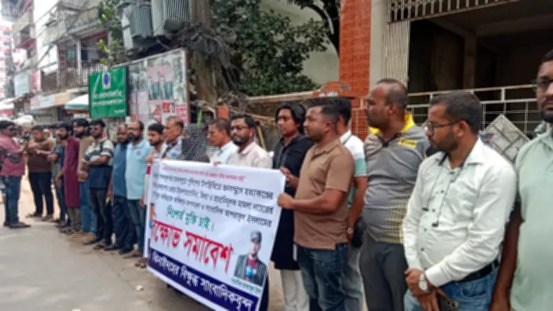 ঝিনাইদহে সাংবাদিক গ্রেপ্তারের প্রতিবাদে মানববন্ধন