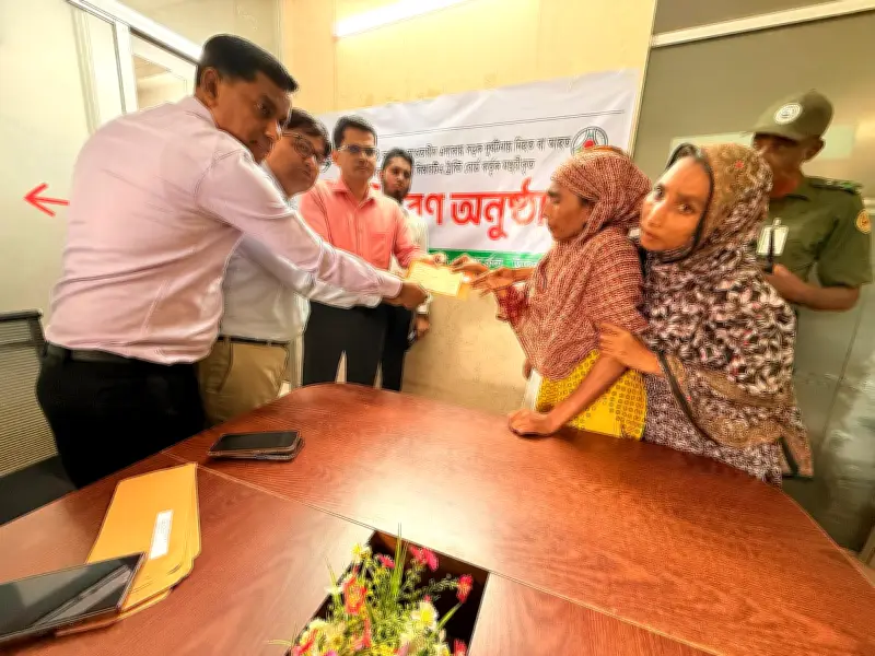 সড়ক দুর্ঘটনায় ক্ষতিগ্রস্ত ১১ জনকে ৪৩ লাখ টাকার আর্থিক সহায়তা