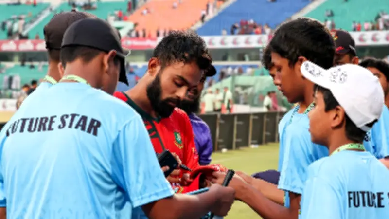 বল বয়দের অটোগ্রাফ দিলেন হৃদয়, ম্যাচজয়ী ইনিংসের পর