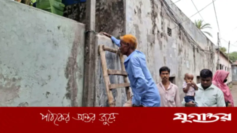 চাঁদা না পেয়ে গাজীপুরে রাস্তা বন্ধ, মই দিয়ে যাতায়াত