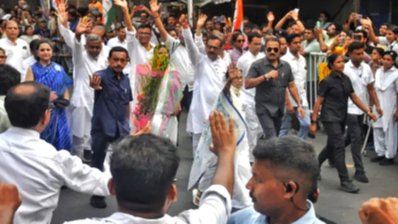 ভবানীপুরে শেষ দিনের প্রচারে মমতা-শুভেন্দু, রোড শোয় মুখর এলাকা