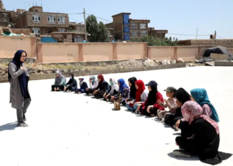 তালেবানের নিষেধাজ্ঞায় আফগানিস্তান হারাতে পারে ২৫ হাজারের বেশি নারী শিক্ষক ও স্বাস্থ্যকর্মী