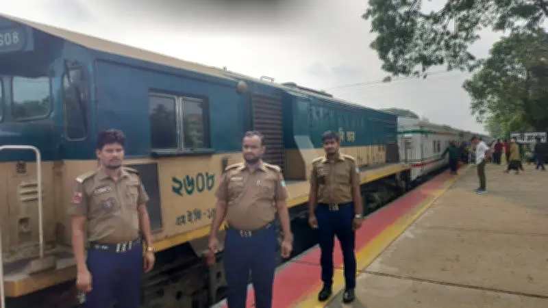 ইঞ্জিন ত্রুটিতে ফেনীতে আটকে চট্টলা এক্সপ্রেস, ৮০০ যাত্রী ভোগান্তি