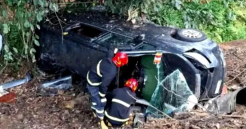 লোহাগাড়ায় মাইক্রোবাস খাদে পড়ে নিহত ৩, আহত ৫