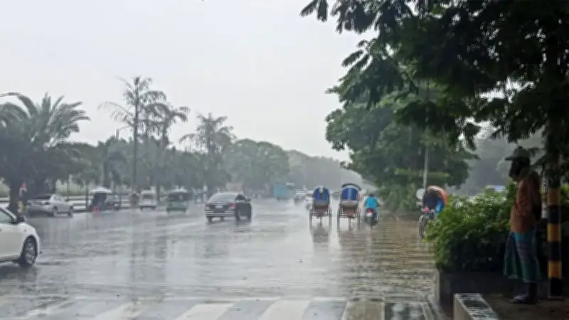 ঢাকায় বৃষ্টির মধ্যেও বাতাসে দূষণ, সতর্কতা জারি