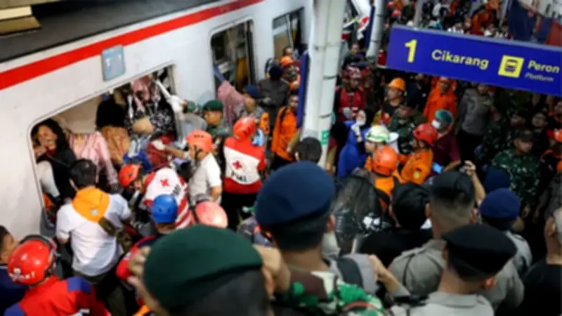 ইন্দোনেশিয়ায় ট্রেন সংঘর্ষে নিহত ১৪, আফগানিস্তানে বিশ্ববিদ্যালয়ে হামলায় ৭ জন নিহত