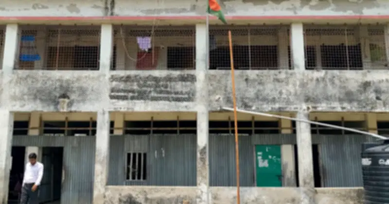 ১৬ বছর ধরে পুলিশ ফাঁড়ি দখলে বিদ্যালয়ের কক্ষ, নিচতলায় টিনের বেড়ায় পাঠদান