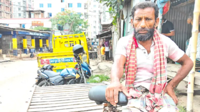 ভ্যানচালক ইউসুফের দুর্দশা: দুই ঘণ্টা অপেক্ষার পরও ভাড়া নেই