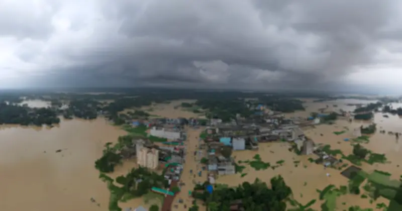 দেশজুড়ে ভারী বৃষ্টি, নদীপানিতে বন্যার শঙ্কা