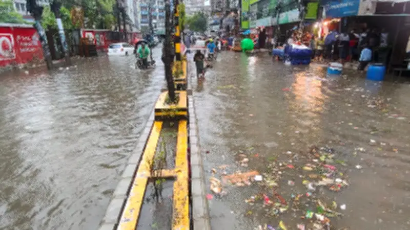 টানা বৃষ্টিতে চট্টগ্রাম নগরের সড়কে পানির নিচে তলিয়ে গেছে কয়েকটি সড়ক