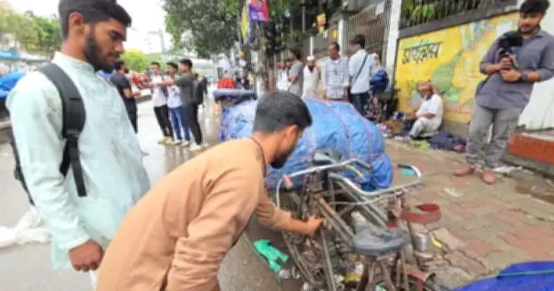 ঢাকা কলেজের সামনে ফুটপাত দখলমুক্ত করতে শিক্ষার্থীদের উচ্ছেদ অভিযান