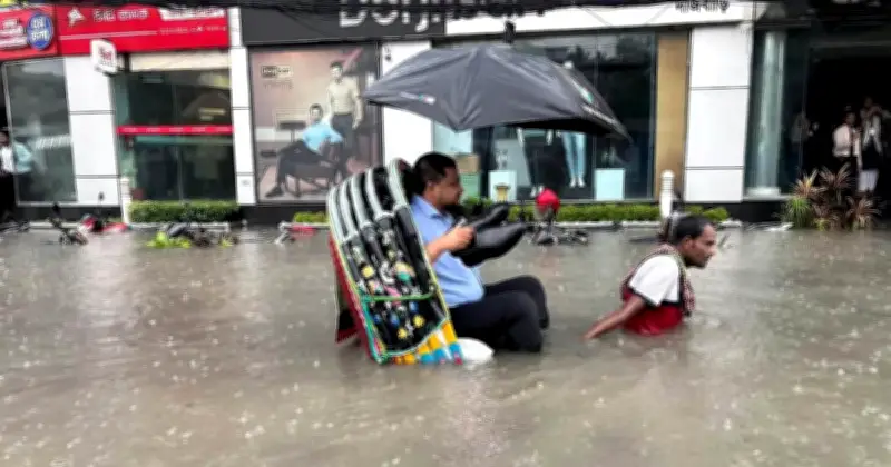 চট্টগ্রামে ভারী বৃষ্টিতে নগরের সড়ক তলিয়ে চরম দুর্ভোগ