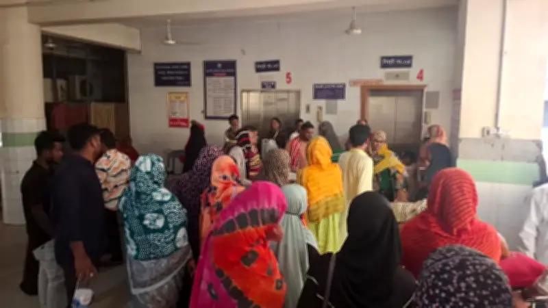 লিফট জালিয়াতি: রাজশাহী মেডিকেলে রোগীদের দুর্ভোগ, ঠিকাদারের প্রতারণার দাবি