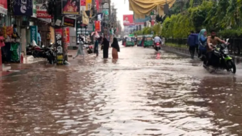 ফেনীতে ভারী বৃষ্টিতে ডুবে গেল প্রধান সড়ক, দুর্ভোগে পরীক্ষার্থীরা