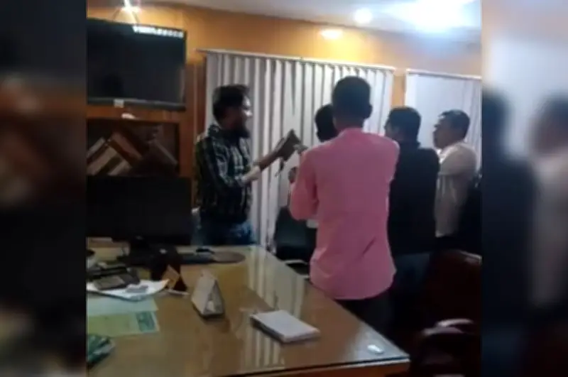 ক্ষেতলালে সাংবাদিকের ওপর হামলা, বিএনপি নেতার বিরুদ্ধে অভিযোগ