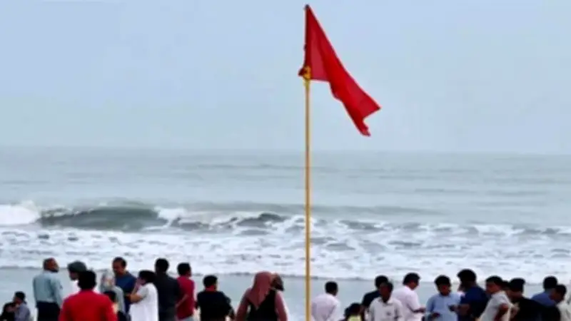 সব সমুদ্রবন্দরে ৩ নম্বর সংকেত: বাস চাপায় বৃদ্ধা নিহত