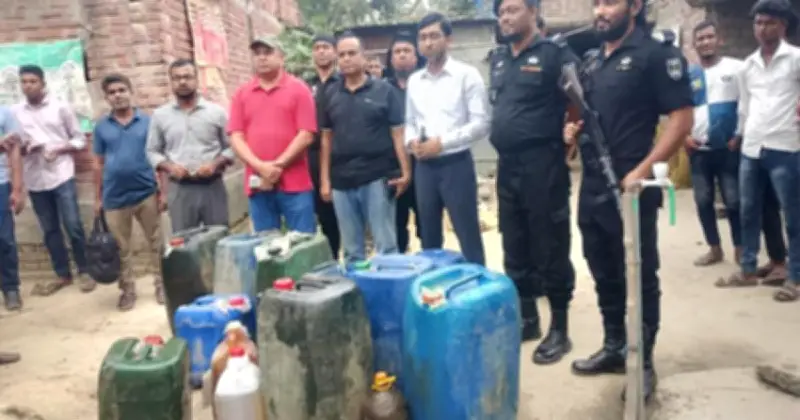 রাজশাহীতে বিপুল পরিমাণ জ্বালানি তেল জব্দ, মোবাইল কোর্টে ব্যবস্থা