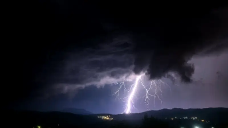 বজ্রপাতের সময় যেসব ভুলে প্রাণহানি হতে পারে