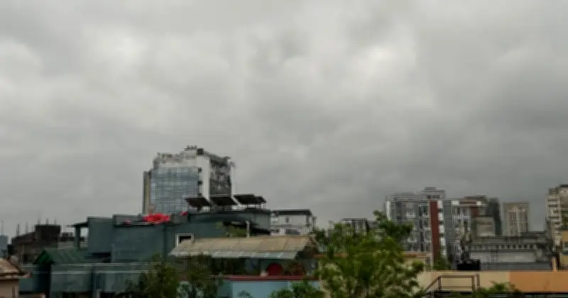 রাজধানীসহ দেশজুড়ে বৃষ্টিতে অফিসগামীদের চরম ভোগান্তি