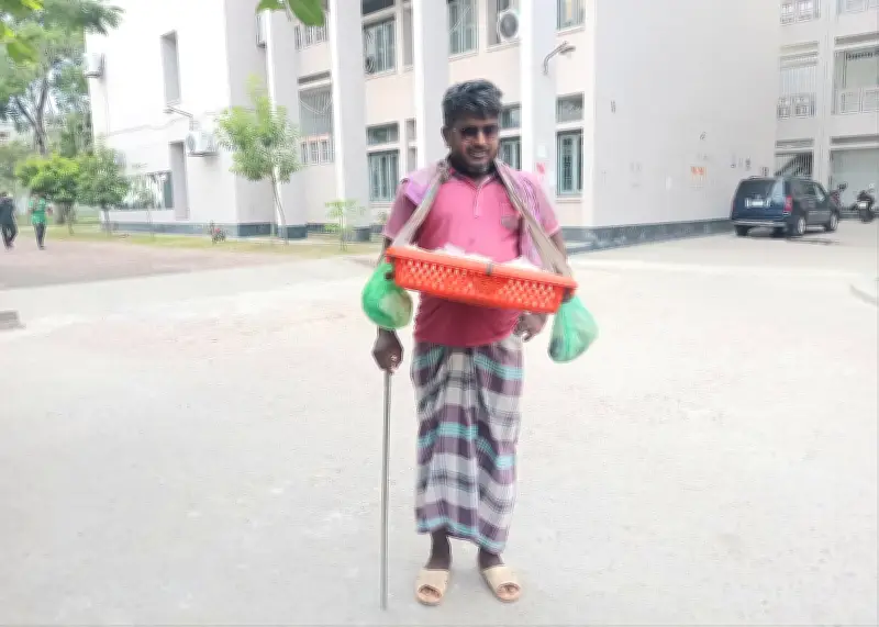 চোখের আলো হারিয়েও থেমে নেই গোলাম মোস্তফা, ক্যাম্পাসে বিক্রি করেন বাদাম