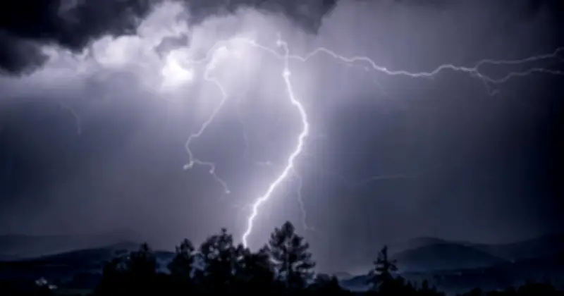 বজ্রপাতে বরিশালে দুই স্কুলের ১৬ শিক্ষার্থী-শিক্ষক আহত