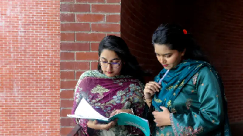 উচ্চশিক্ষায় নারী এগিয়ে, বিসিএসে পিছিয়ে: পরিসংখ্যানের চিত্র