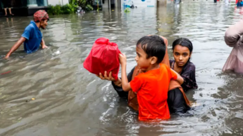 ঢাকায় বৃষ্টিতে সড়ক তলিয়ে যায়, চরম ভোগান্তিতে নগরবাসী