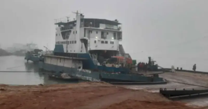 ঝড়ো হাওয়া থামতেই পাটুরিয়া-দৌলতদিয়া ও আরিচা-কাজিরহাট নৌরুটে ফেরি চলাচল স্বাভাবিক