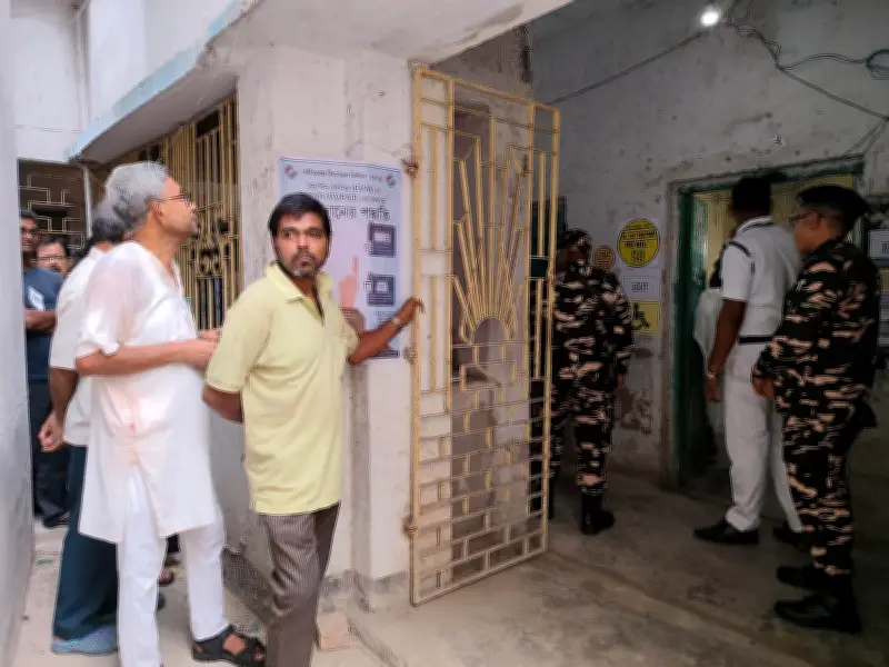 পশ্চিমবঙ্গে দ্বিতীয় দফার ভোটগ্রহণ চলছে, সহিংসতার অভিযোগ