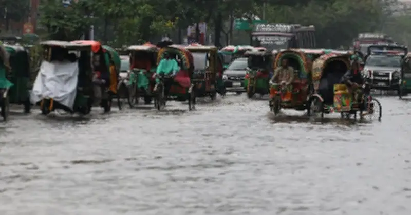 তীব্র তাপপ্রবাহের পর বৃষ্টিতে রাজধানীতে জলাবদ্ধতা, ভোগান্তি চরমে