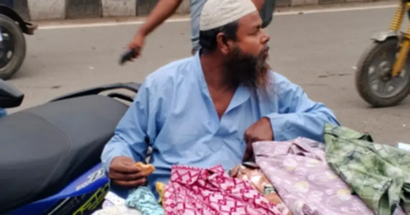 ফুটপাতের দোকানির কষ্ট: আয় কম, সংসারে টান