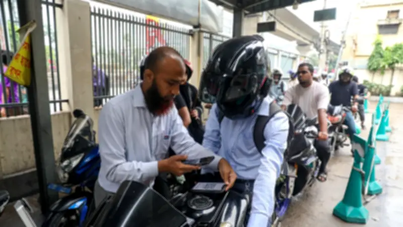 রাজধানীতে জ্বালানি তেলের লাইন কমেছে, স্বস্তি ফিরেছে চালকদের মাঝে