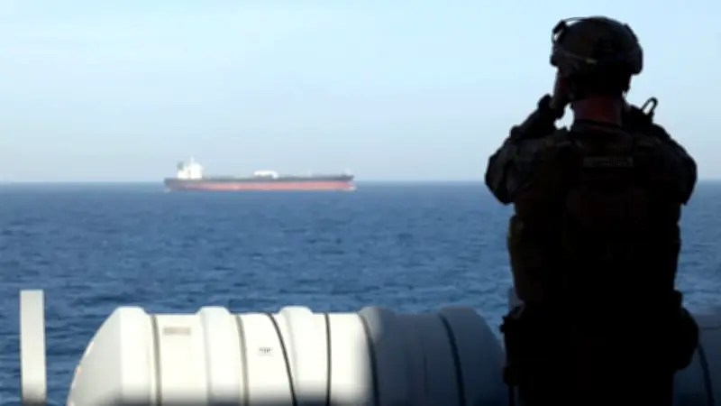 মার্কিন অবরোধ ভেঙে হরমুজ প্রণালি পার হলো ইরানের ৫২ জাহাজ