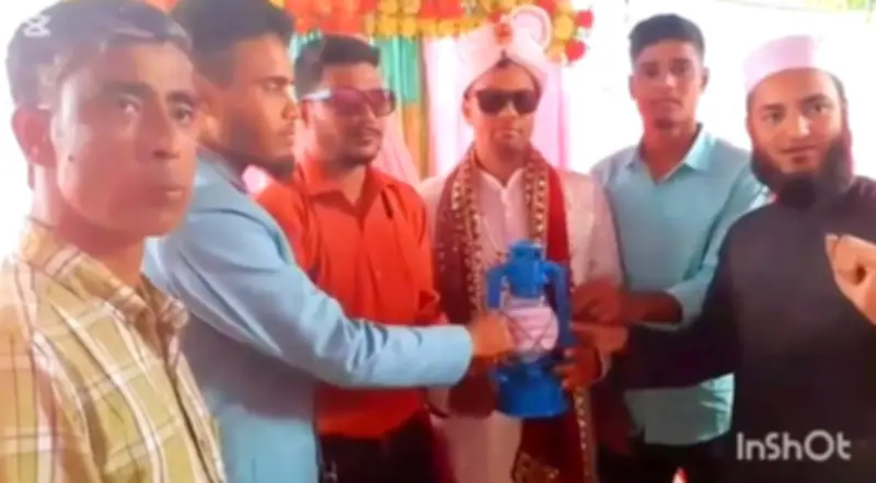 লোডশেডিংয়ের প্রতিবাদে বন্ধুরা বরকে হারিকেন উপহার দিলেন