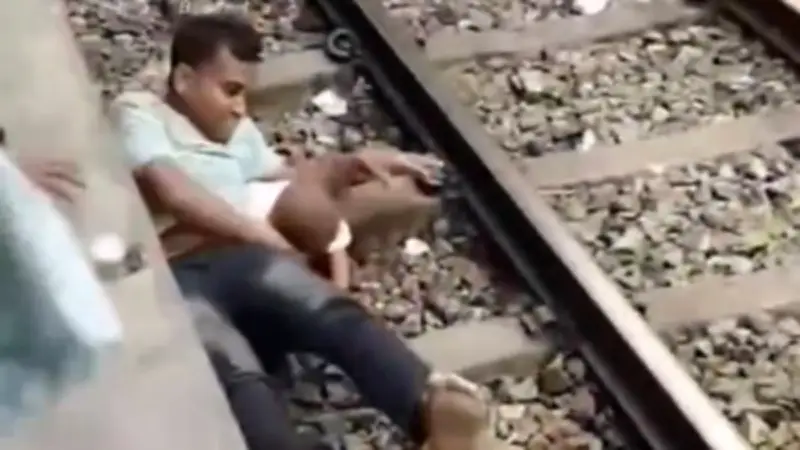 ট্রেনের নিচে পড়ে যাওয়া শিশুকে বুক পেতে বাঁচালেন বাবা