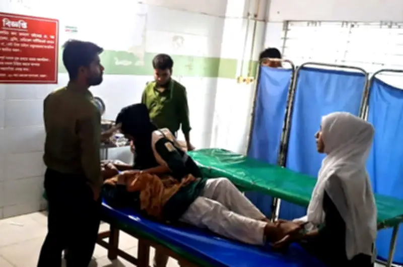 বজ্রপাতের শব্দে আতঙ্কিত হয়ে ১২ শিক্ষার্থী অসুস্থ, হাসপাতালে ভর্তি