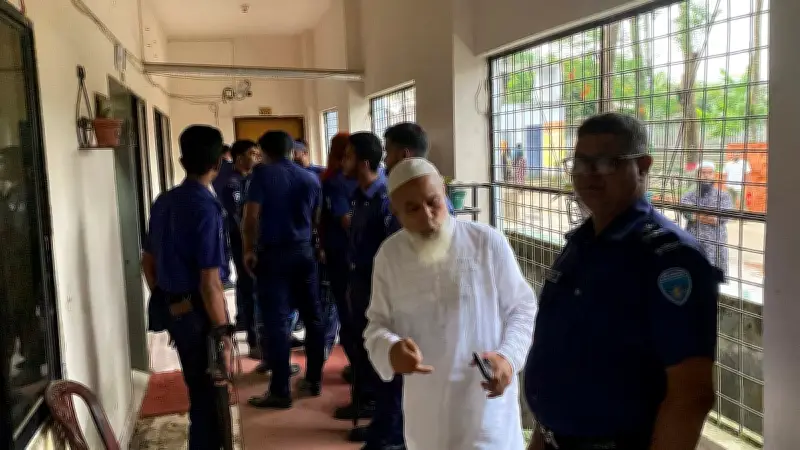 নোয়াখালী কলেজে অধ্যক্ষের কার্যালয়ে ভাঙচুর, শিক্ষক লাঞ্ছিত