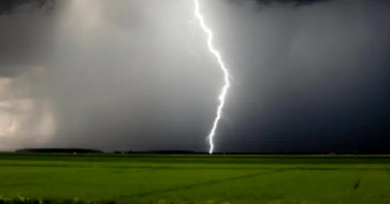 বজ্রপাতে ১৩ জনের মৃত্যু, আহত শিশু বেঁচেছে