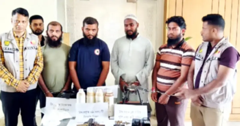 ঢাকায় উগ্রবাদী সংগঠনের চার সদস্য গ্রেপ্তার, অস্ত্র ও জিহাদি বই উদ্ধার