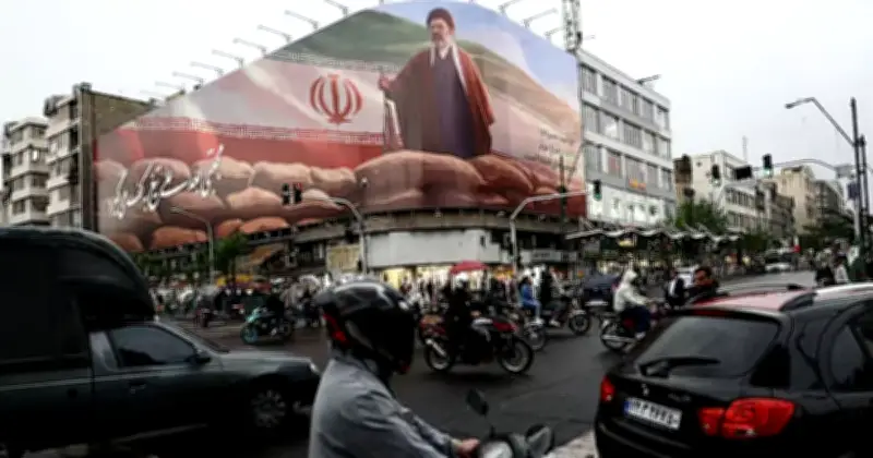 ইরানে ক্ষমতার পালাবদল: সিদ্ধান্ত নিচ্ছে সামরিক বাহিনী