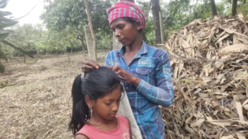 সোনার নাকফুলের স্মৃতিতে সাঁওতাল নারী নীলা হাসদার কান্না