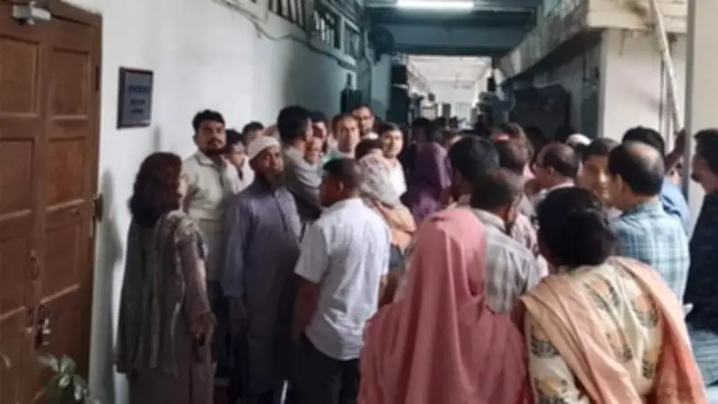 ছয় দফা দাবিতে ঢাবি কর্মকর্তা-কর্মচারীদের আন্দোলন