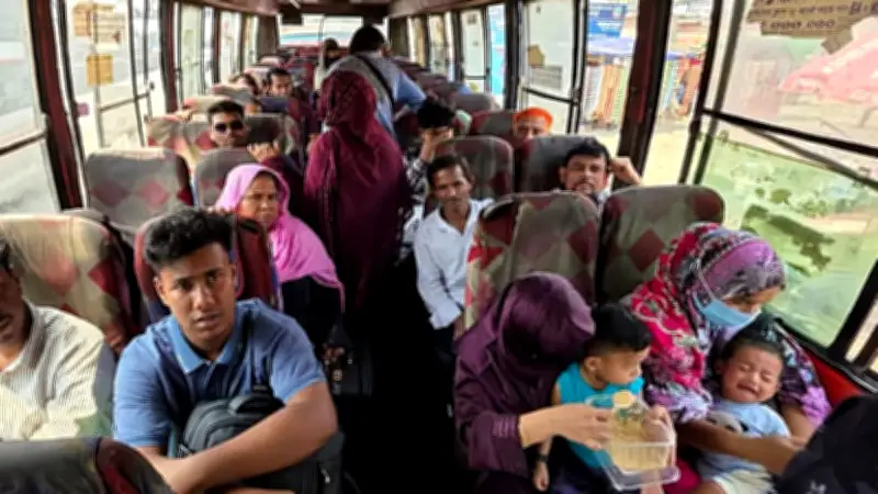 ঢাকার বাসে হাঁটুর আপসের গণতন্ত্র: এক যাত্রীর অভিজ্ঞতা