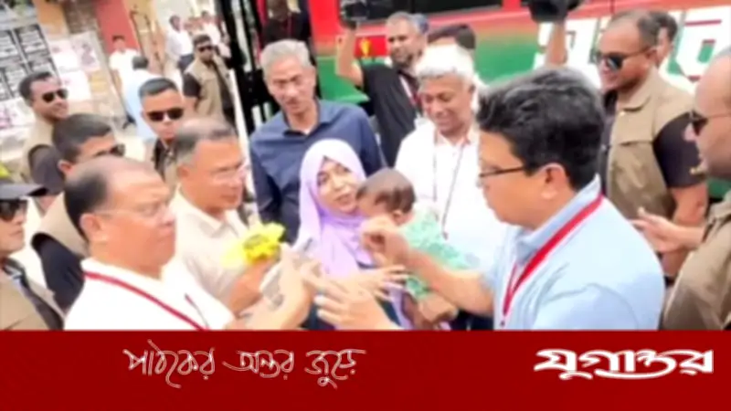 বাস থেকে ডেকে নেওয়া শিশুর জন্য প্রধানমন্ত্রীর উপহার