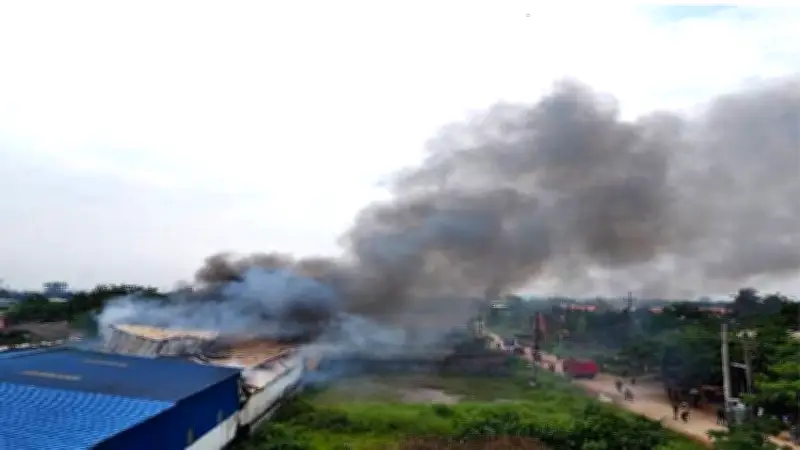 ডেমরায় কারখানায় আগুন, নিয়ন্ত্রণে ফায়ার সার্ভিসের ৪ ইউনিট