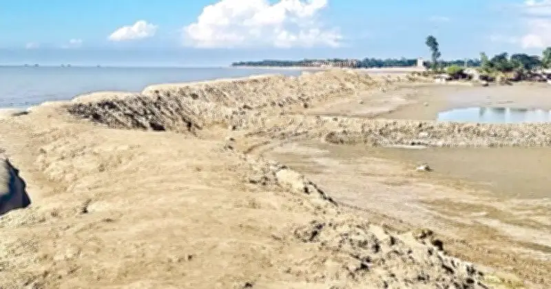 কুতুবদিয়ায় টেকসই বেড়িবাঁধ না থাকায় দ্বীপ সঙ্কুচিত, আতঙ্কে বাসিন্দারা