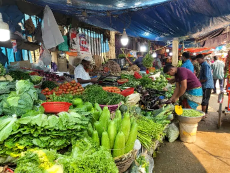 রাজধানীর বাজারে সবজির দামে দরাদরি নেই, ক্রেতারা বিপাকে