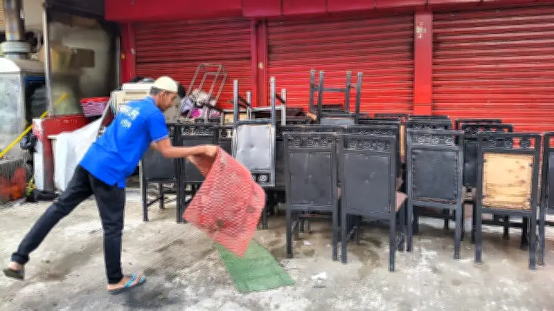 চট্টগ্রামে জলাবদ্ধতায় রেস্তোরাঁর ক্ষতি, প্লাস্টিকের চেয়ারে ব্যবসা