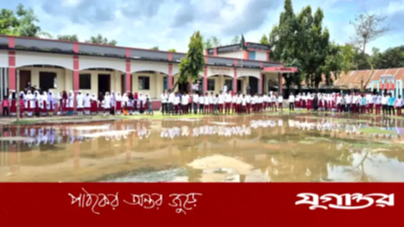 মাঠ সংস্কারের দাবিতে নীলফামারীতে শিক্ষার্থীদের ক্লাস বর্জন